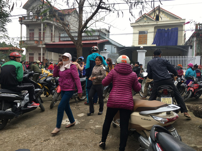 Vụ chồng sát hại vợ và 2 con gái: Nhiều người xót xa tiễn đưa 3 nạn nhân Vụ chồng sát hại vợ và 2 con gái: Nhiều người xót xa tiễn đưa 3 nạn nhân